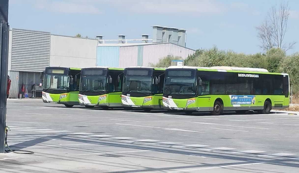 Los autobuses de Vigo, preparados para circular por las calles de Jerez, en las cocheras de Comujesa este miércoles.