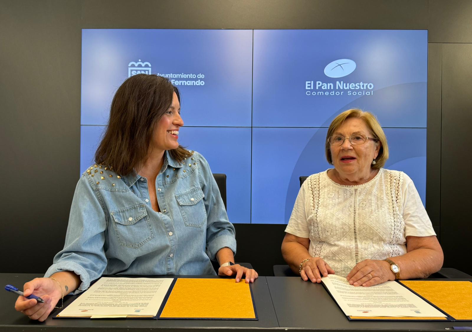 La alcaldesa y la responsable de El Pan Nuestro en la firma del convenio. 