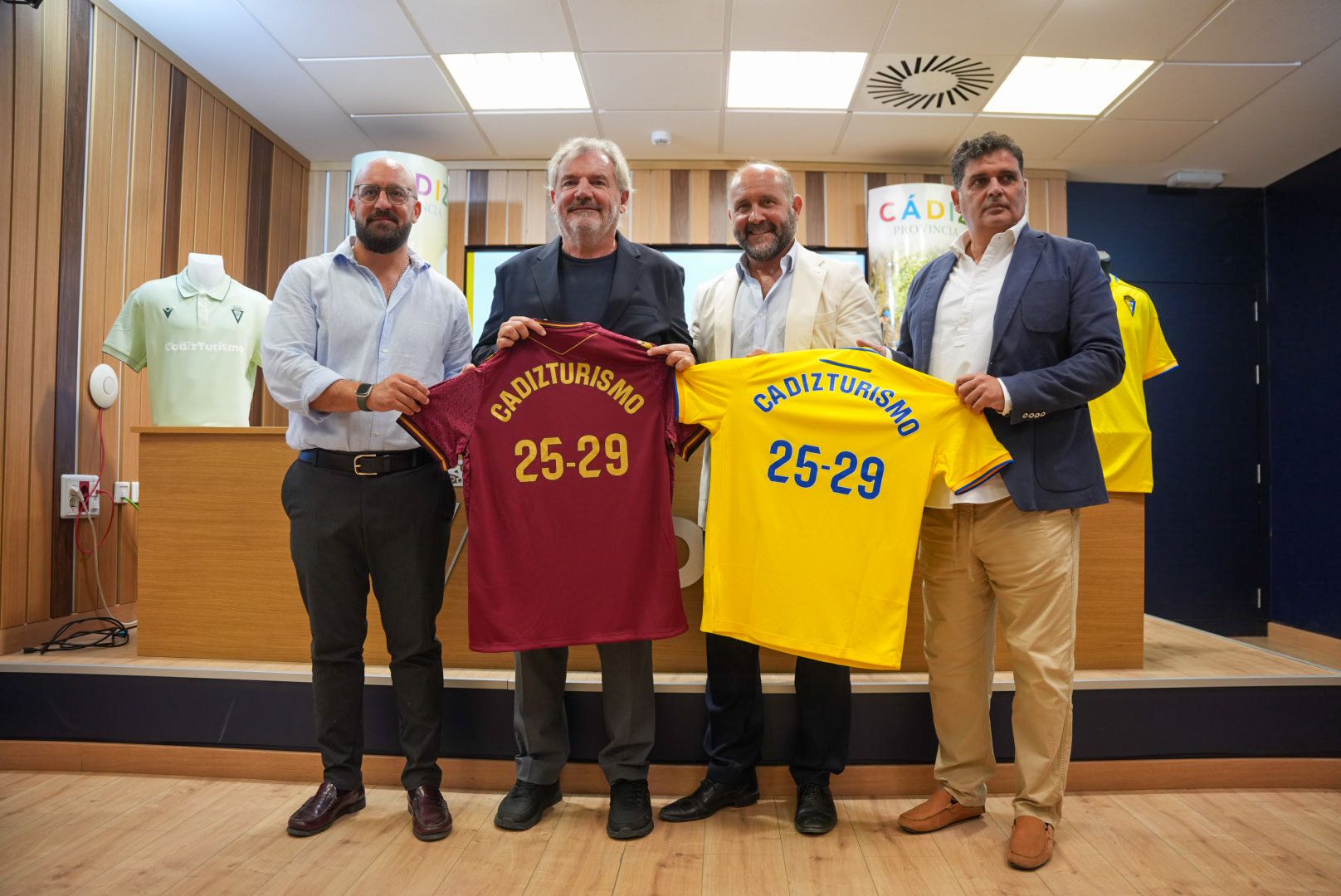 Beardo, con Manuel Vizcaíno, Juancho Ortiz y Rafael Contreras, en la firma del convenio de Diputación con el Cádiz.