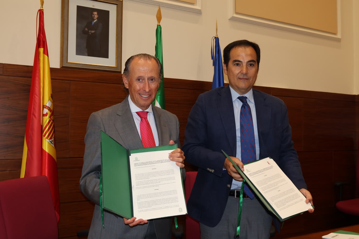 José María Román y José Antonio Nieto en la firma del acuerdo.