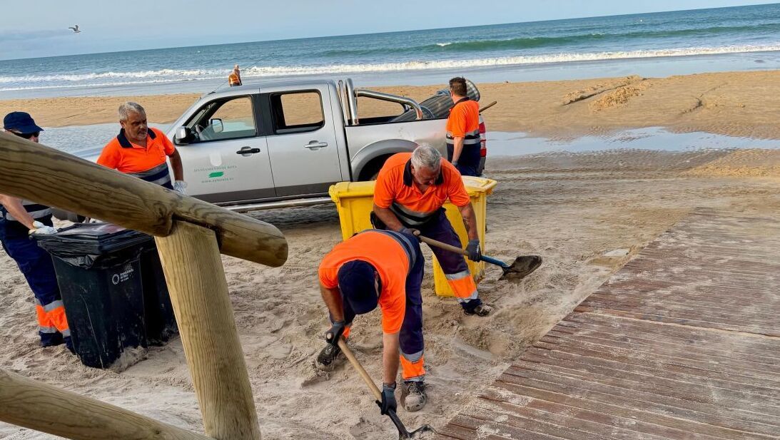 Los operarios municipales de Rota, en plena faena. Los operarios municipales de Rota, en plena faena.