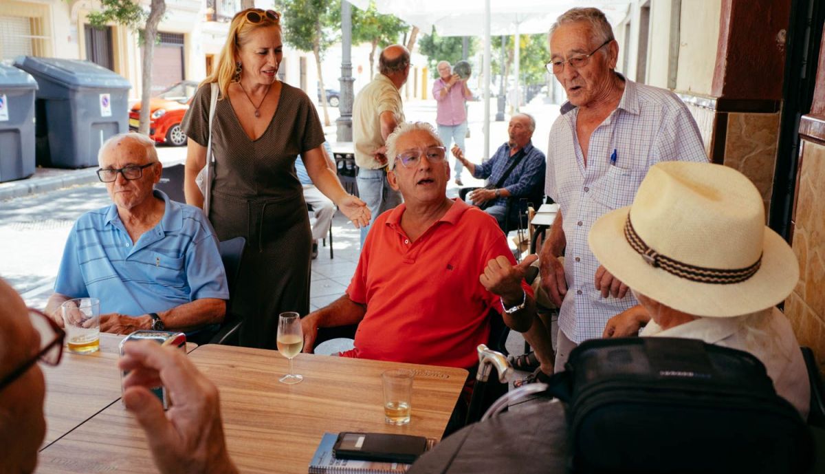 Gente del barrio reunida en el establecimiento.