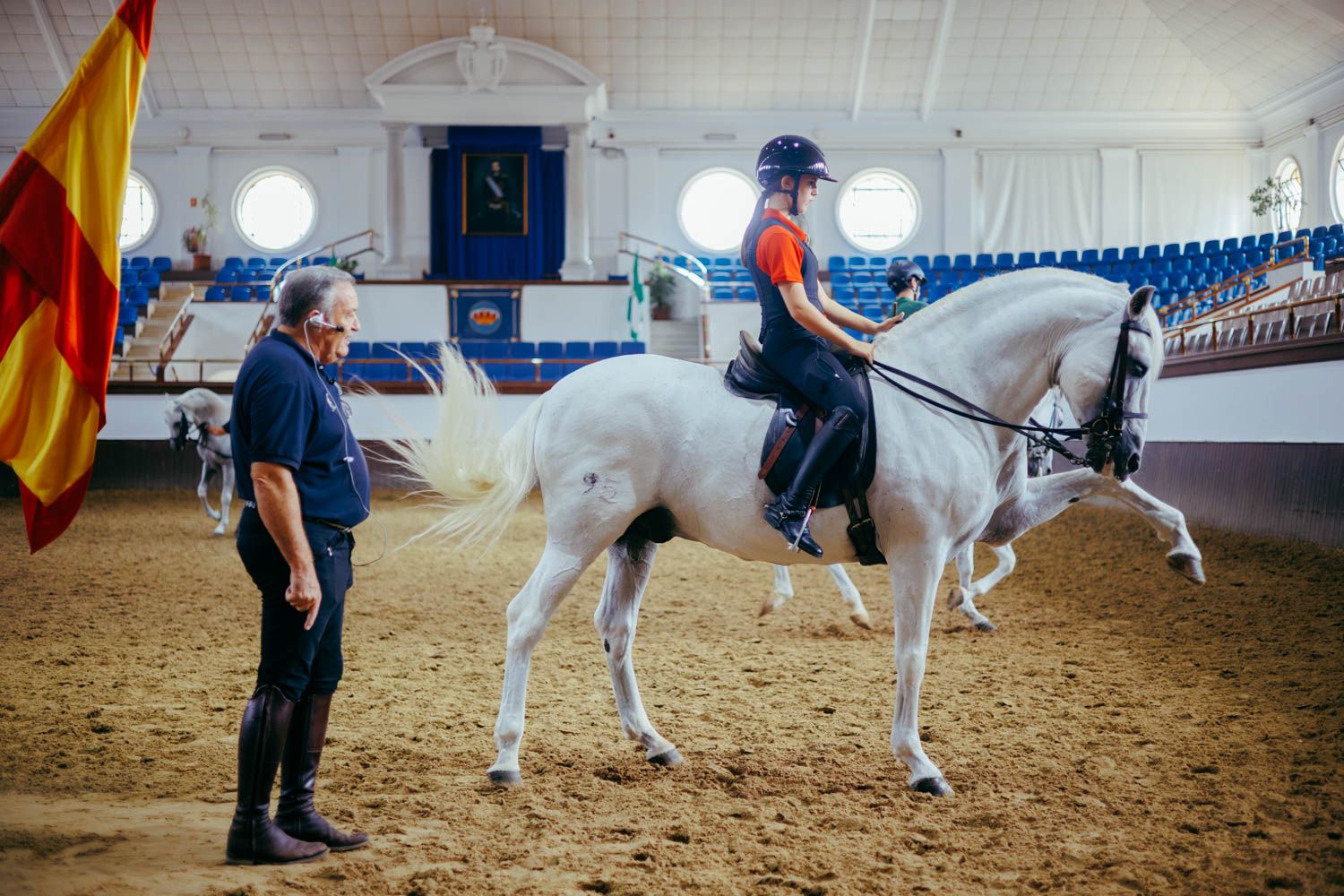 Un profesor de la Real Escuela en una sesión formativa a una alumna.