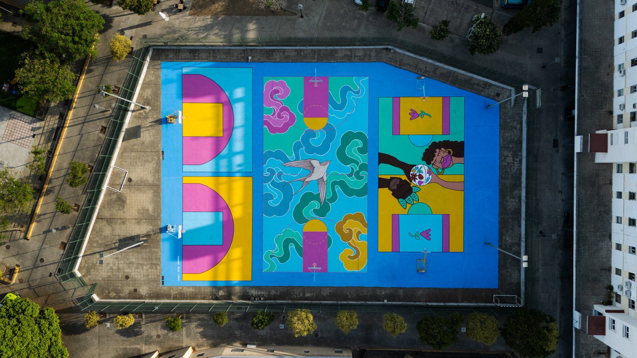Una cancha de baloncesto de la plaza del Amanecer del Polígono San Pablo de Sevilla.