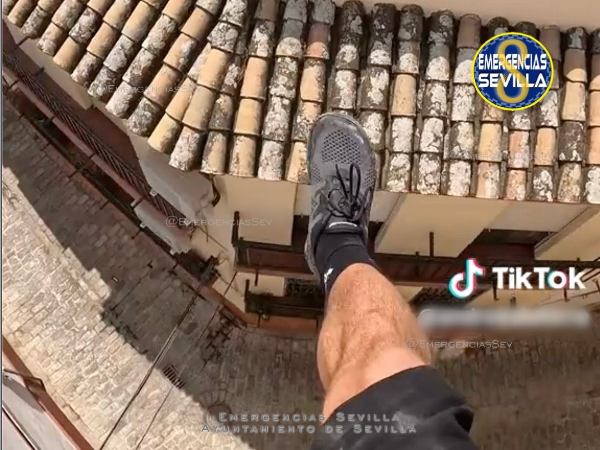 Momento del vídeo haciendo 'parkour'.
