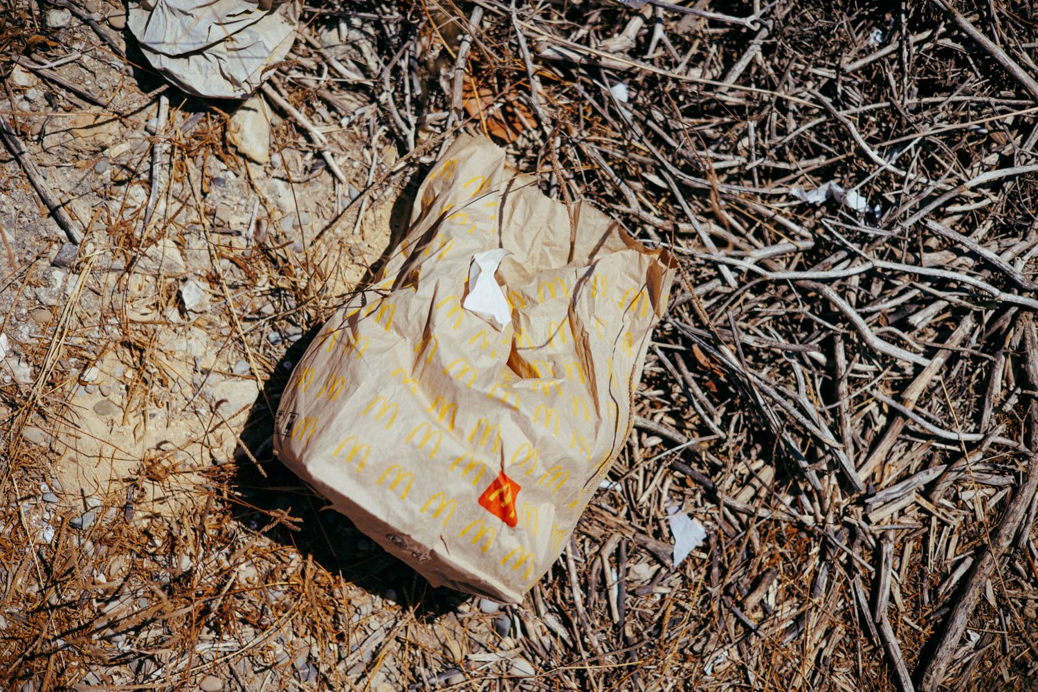 Restos de basura en el entorno de un polígono industrial en Jerez. Restos de basura en el entorno de un polígono industrial en Jerez.
