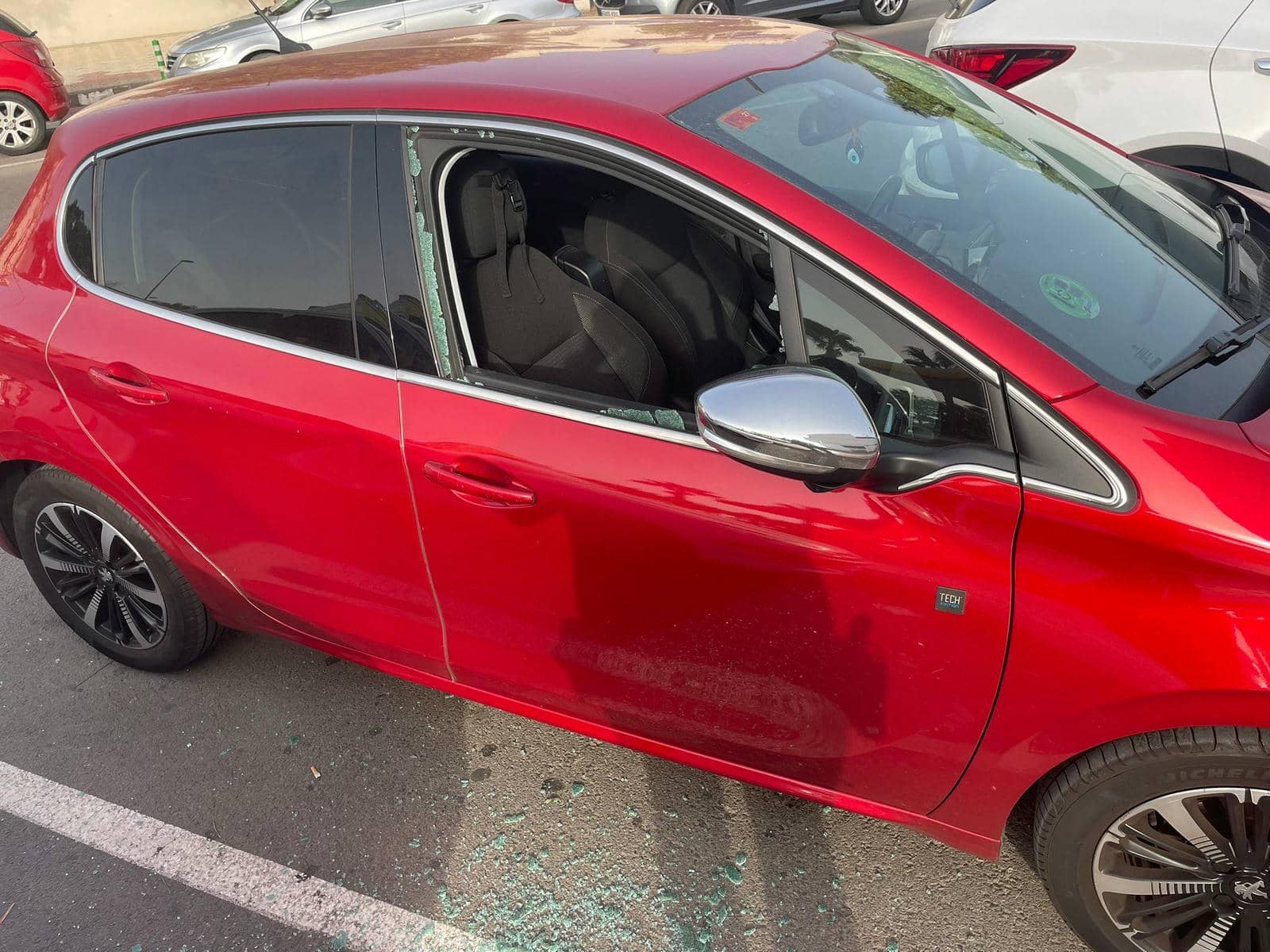 El coche del que fue rescatado el bebé.