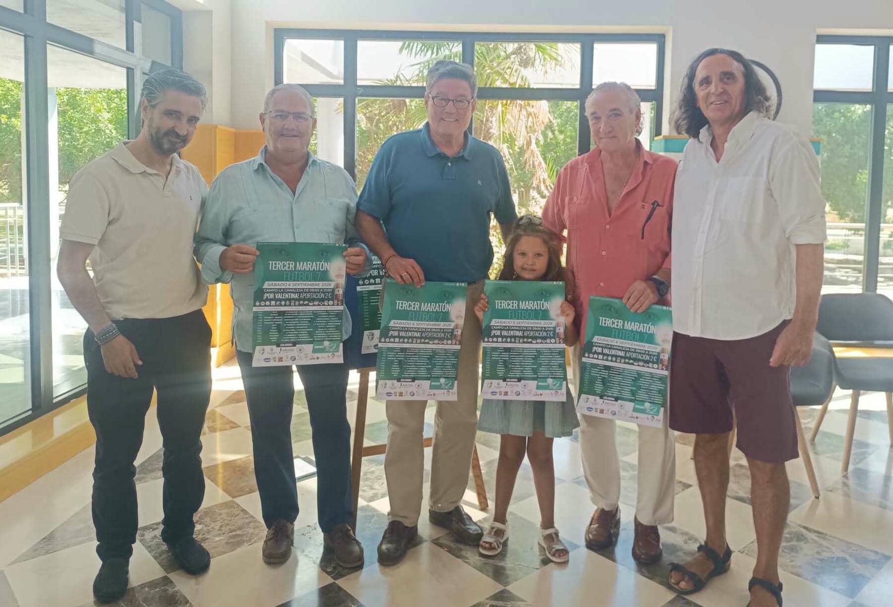 Valentina, con varios de los organizadores del torneo benéfico.