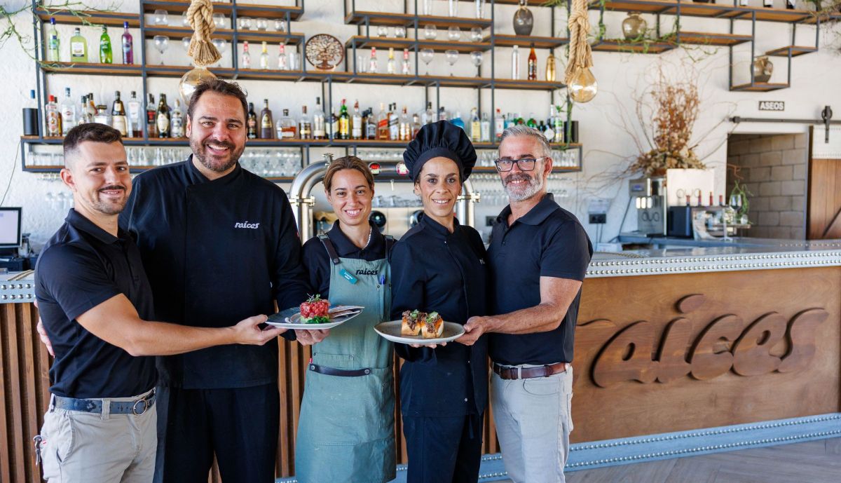 Julián Luna, el chef de Raíces, junto a parte de personal.