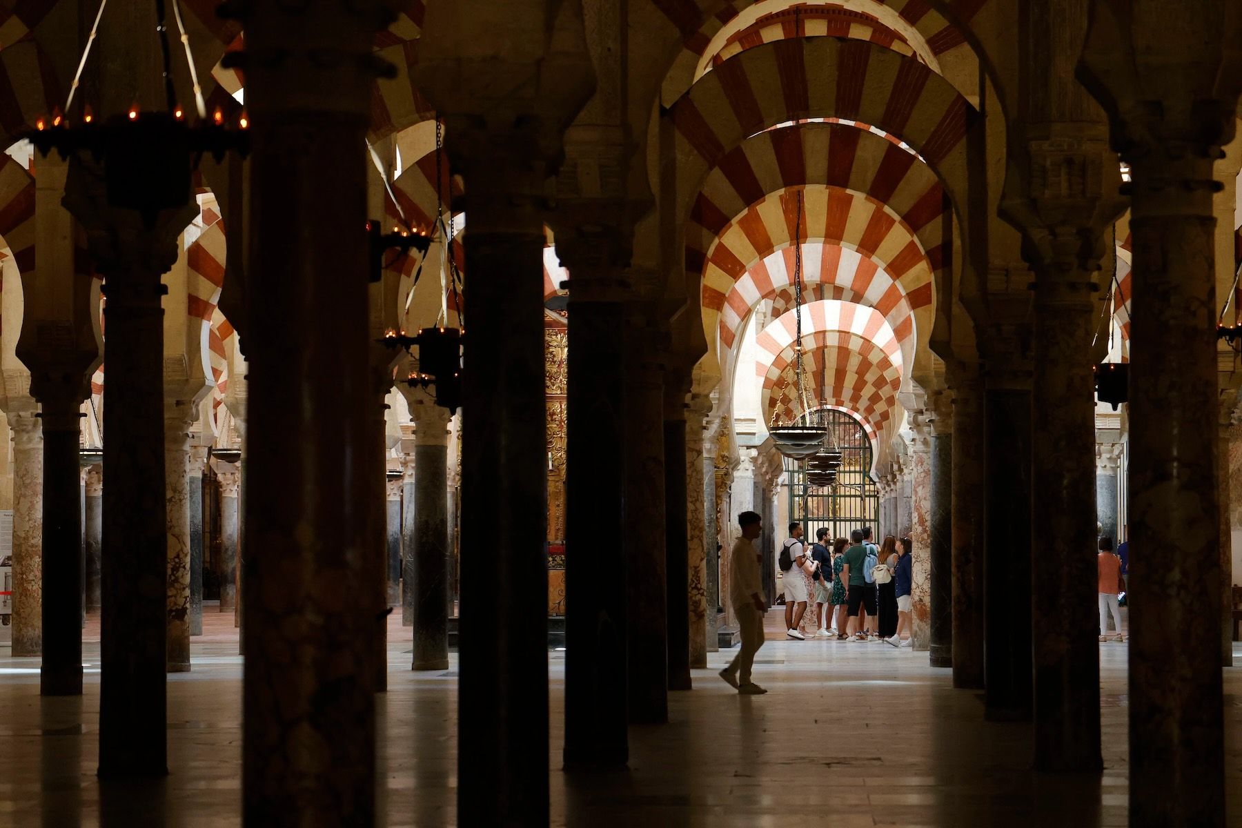 Turistas en el interior de la Mezquita de Córdoba. Turistas en el interior de la Mezquita de Córdoba.