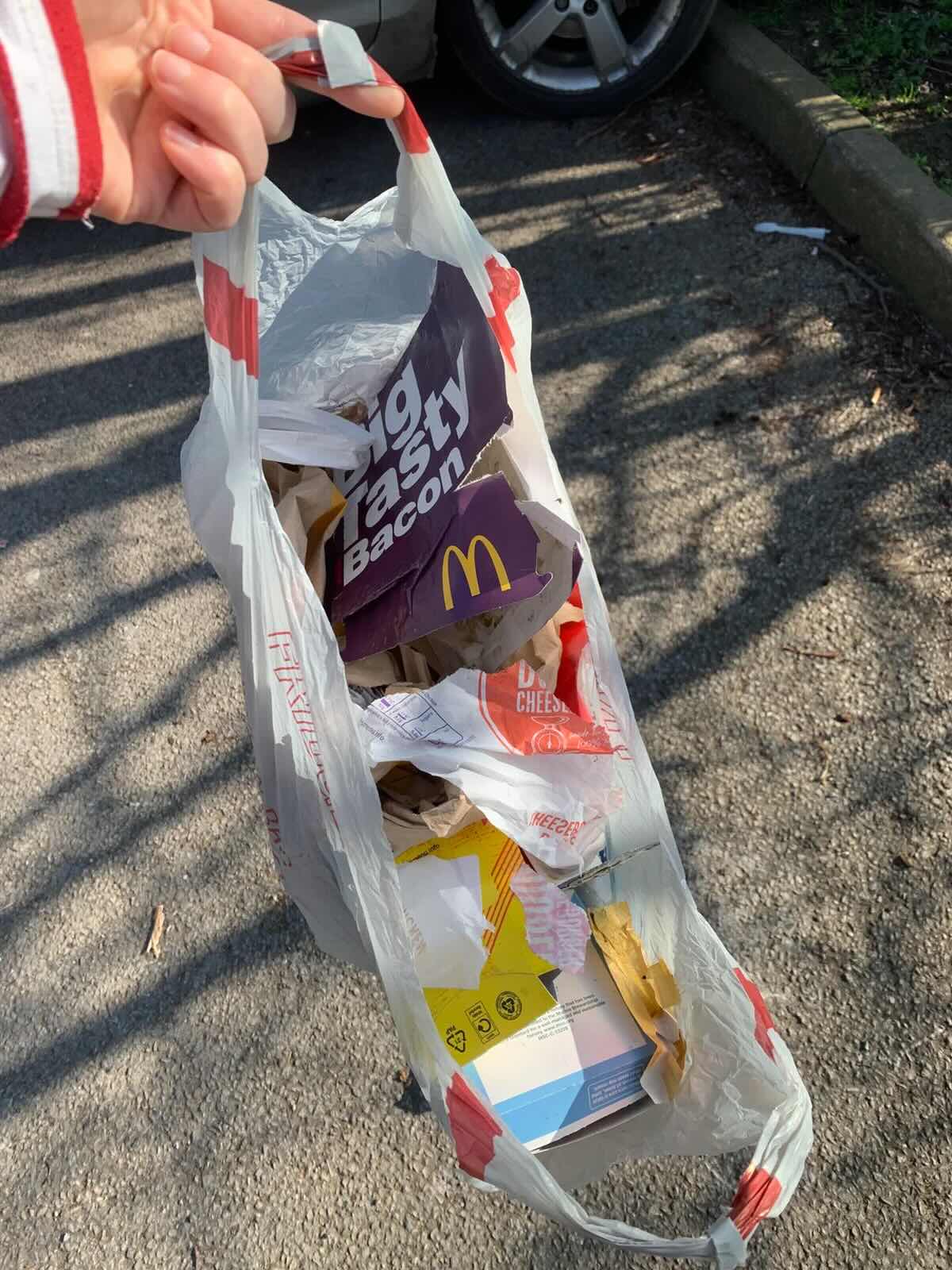 Un usuario muestra una bolsa de suciedad recogida alrededor de un McAuto.