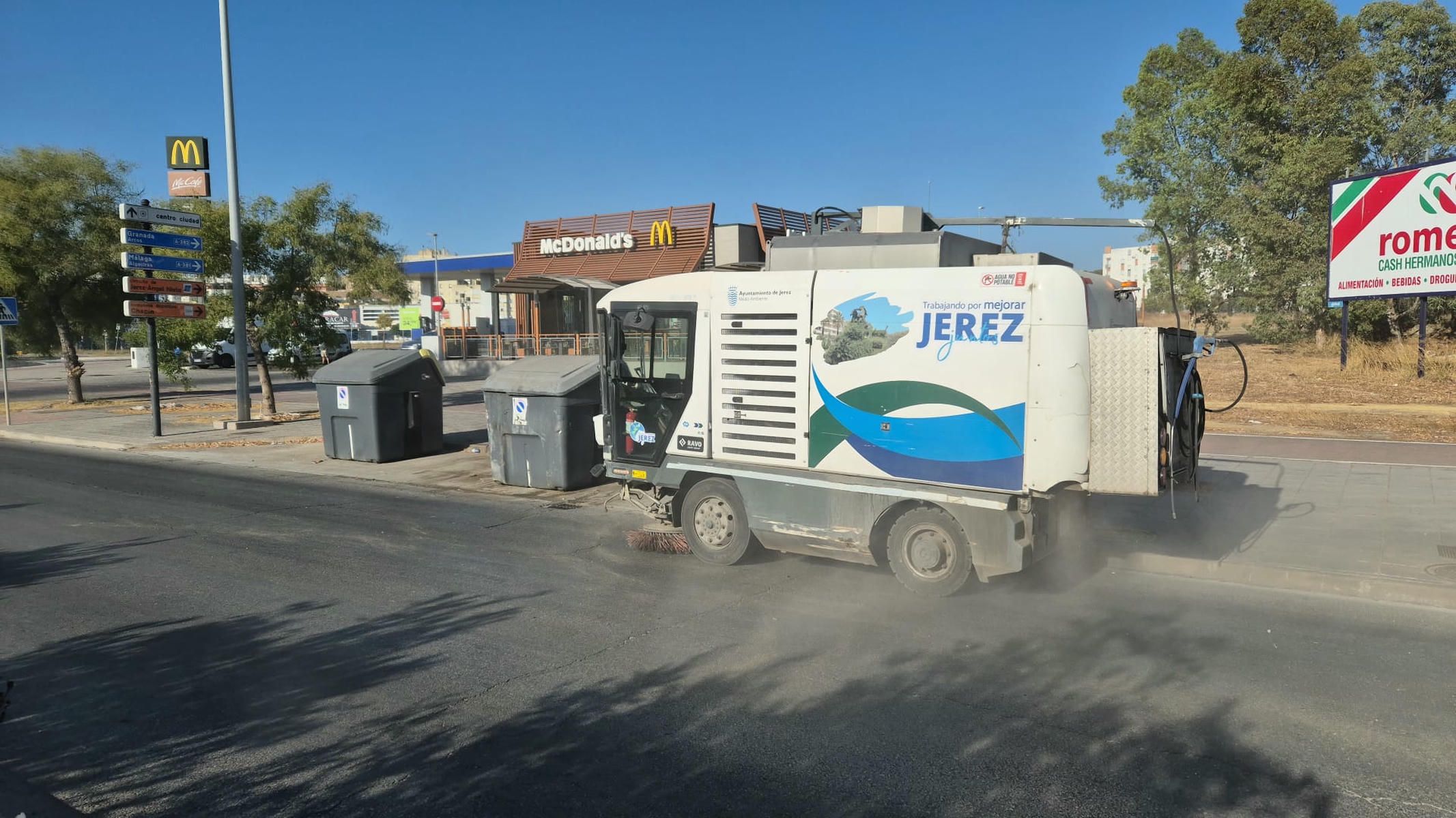 La imagen con la que el Ayuntamiento de Jerez ha presumido del esfuerzo realizado en limpieza en El Portal.