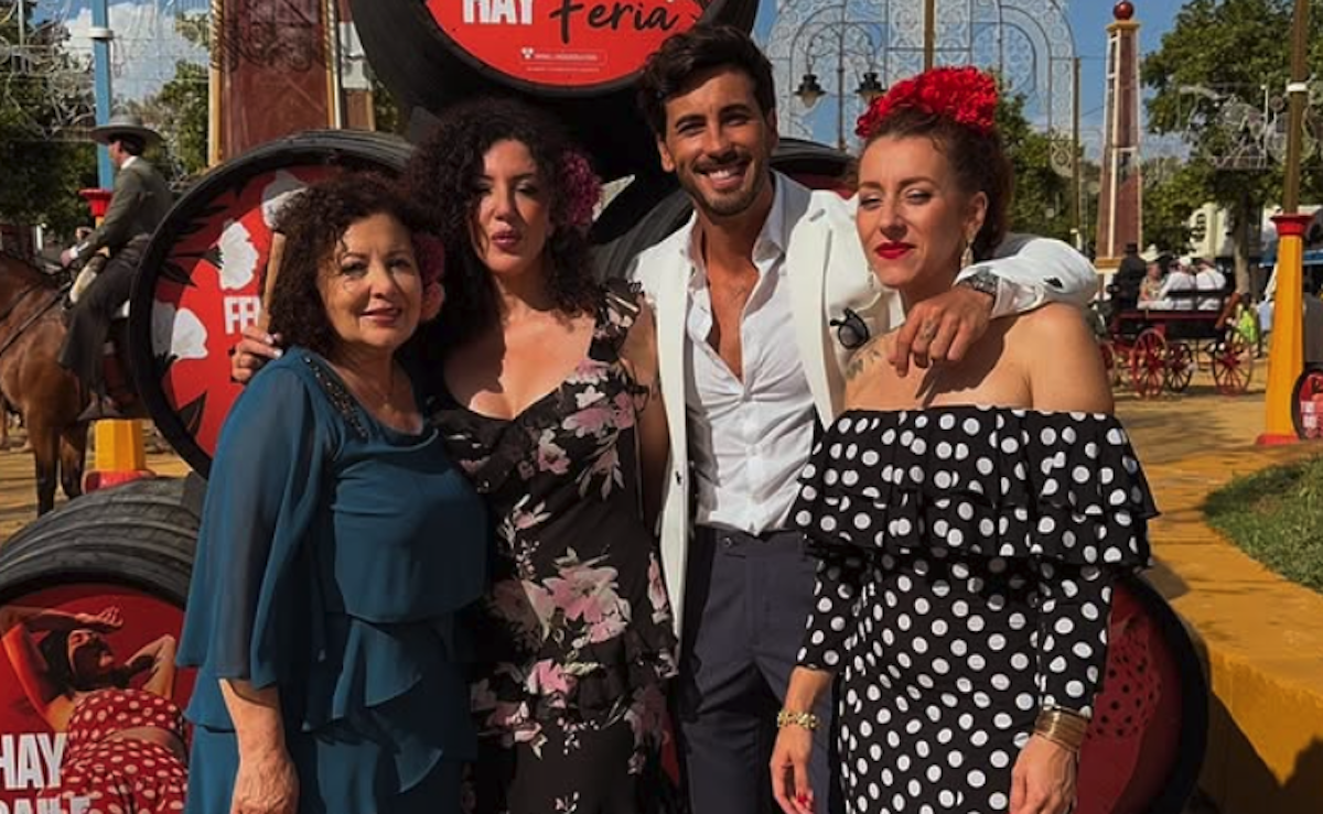 Iván González junto a su madre y su abuela, en la Feria de Jerez.