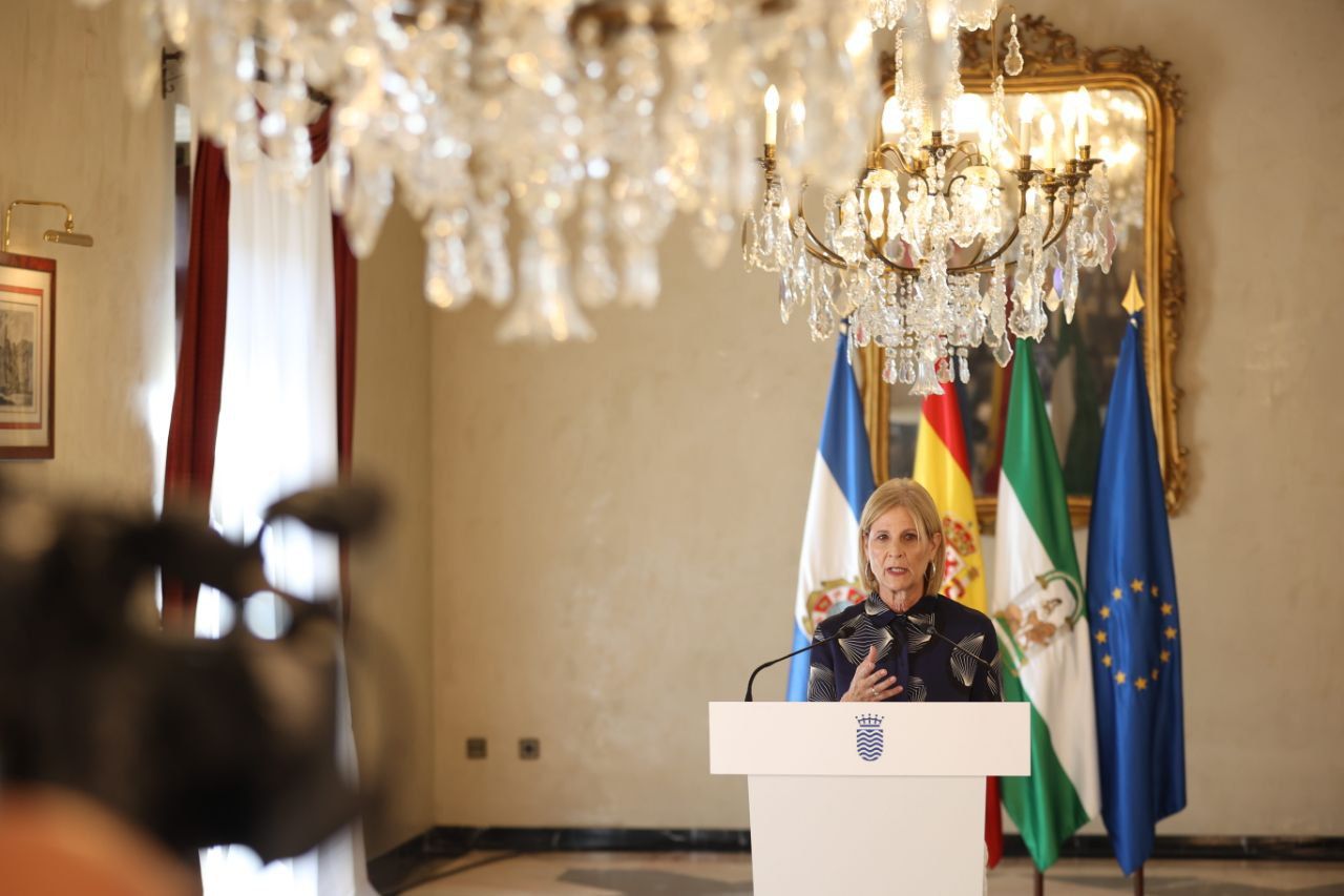 La alcaldesa de Jerez, María José García-Pelayo, informando de los cambios en el gobierno.