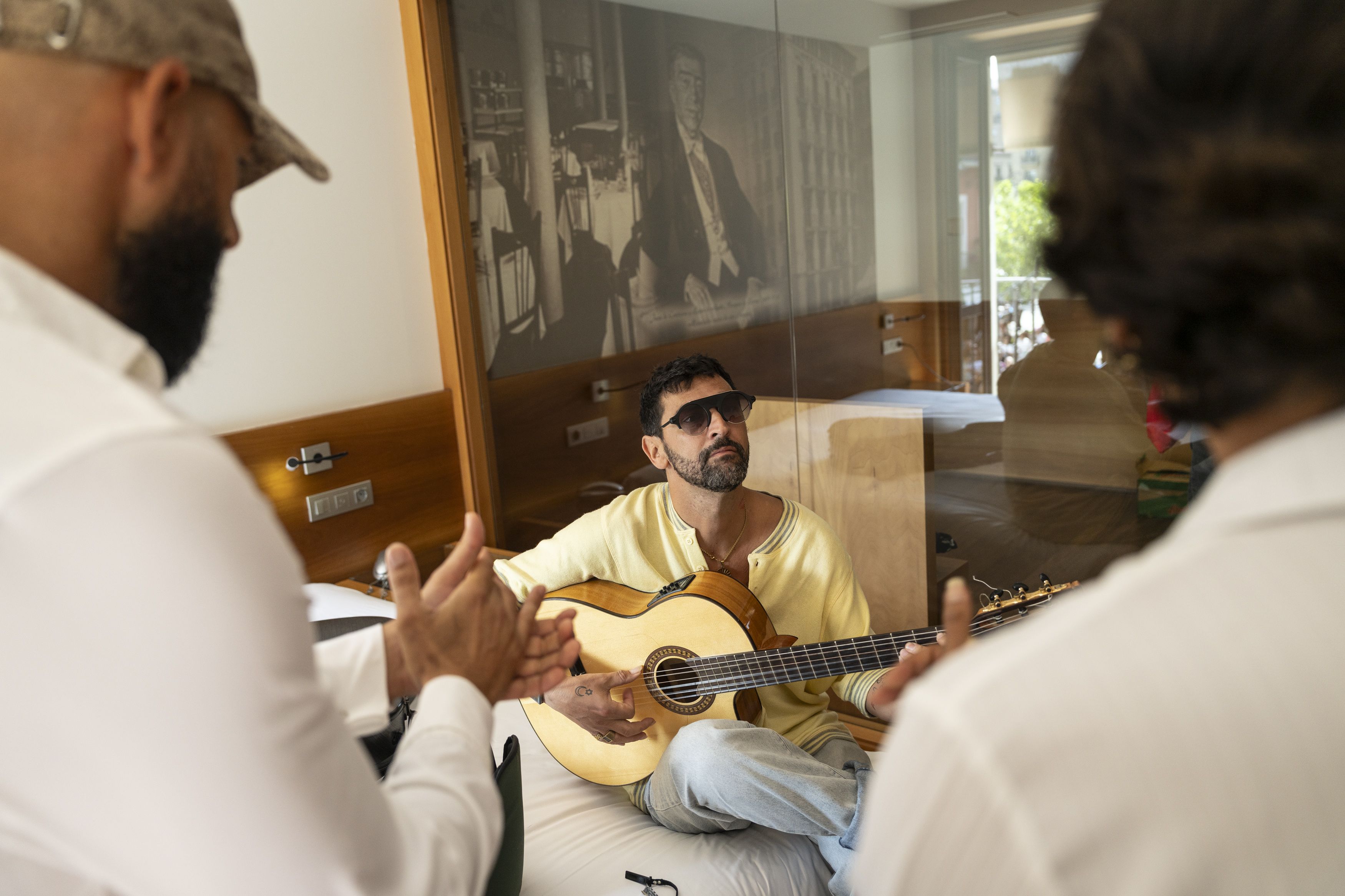 Agujetas Chico, momentos antes de salir al balcón del Hotel La Perla en Pamplona.