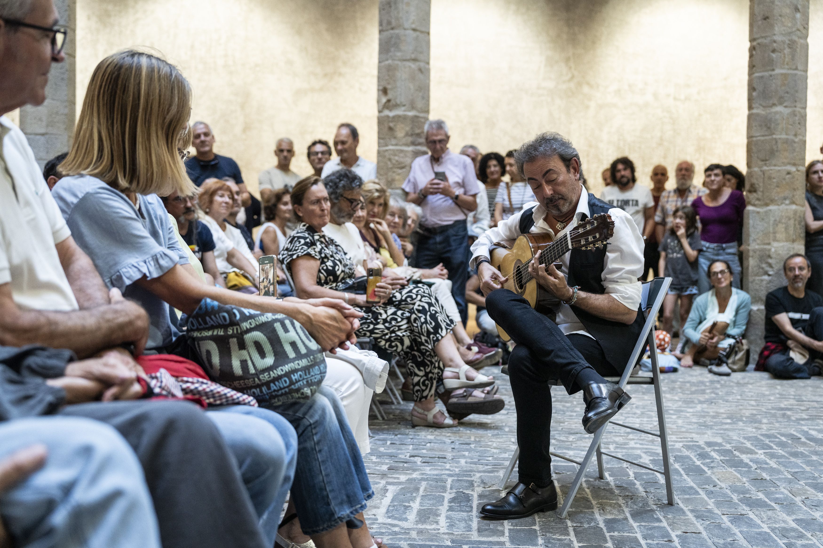Juan Carlos Rodríguez interpretando 'Adiós muchachos' entre el público del Espacio Sabicas.