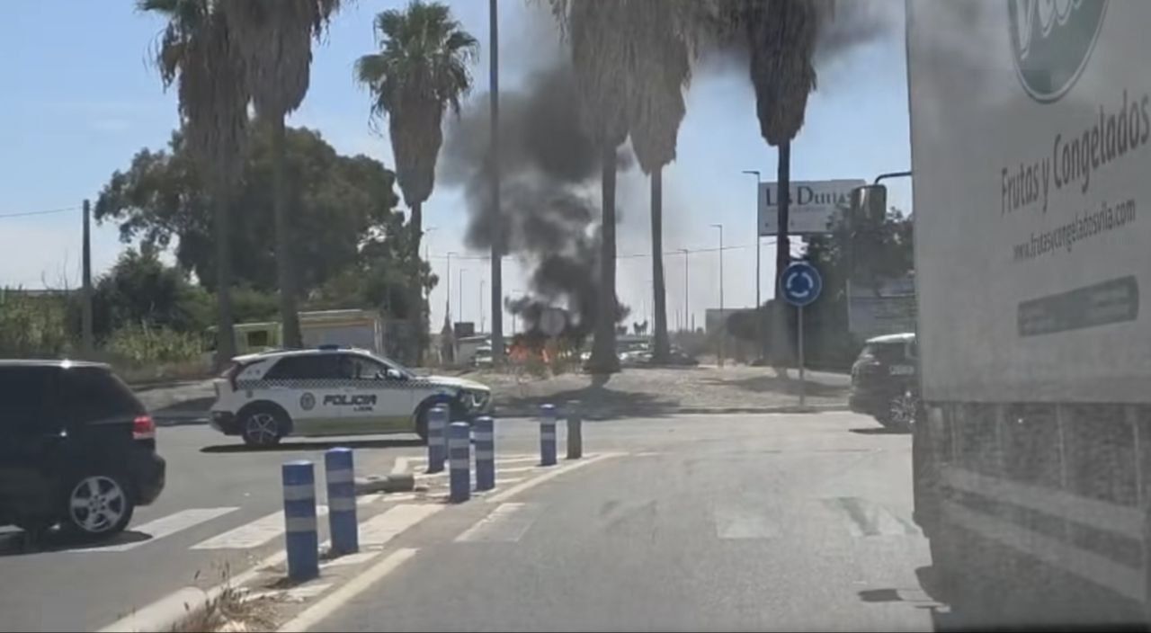 Imagen del incendio en Sanlúcar en una imagen compartida por Barramedia.