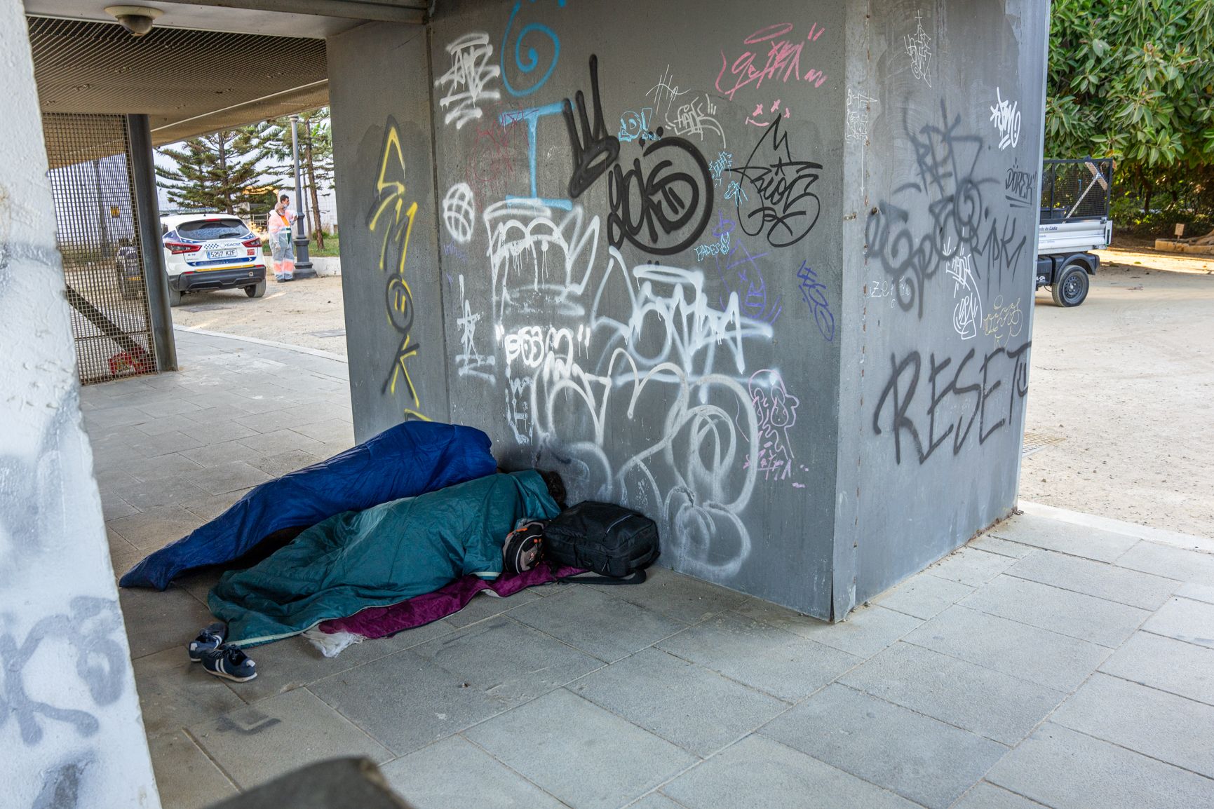 Imagen de una persona durmiendo en la calle en Santa Bárbara.