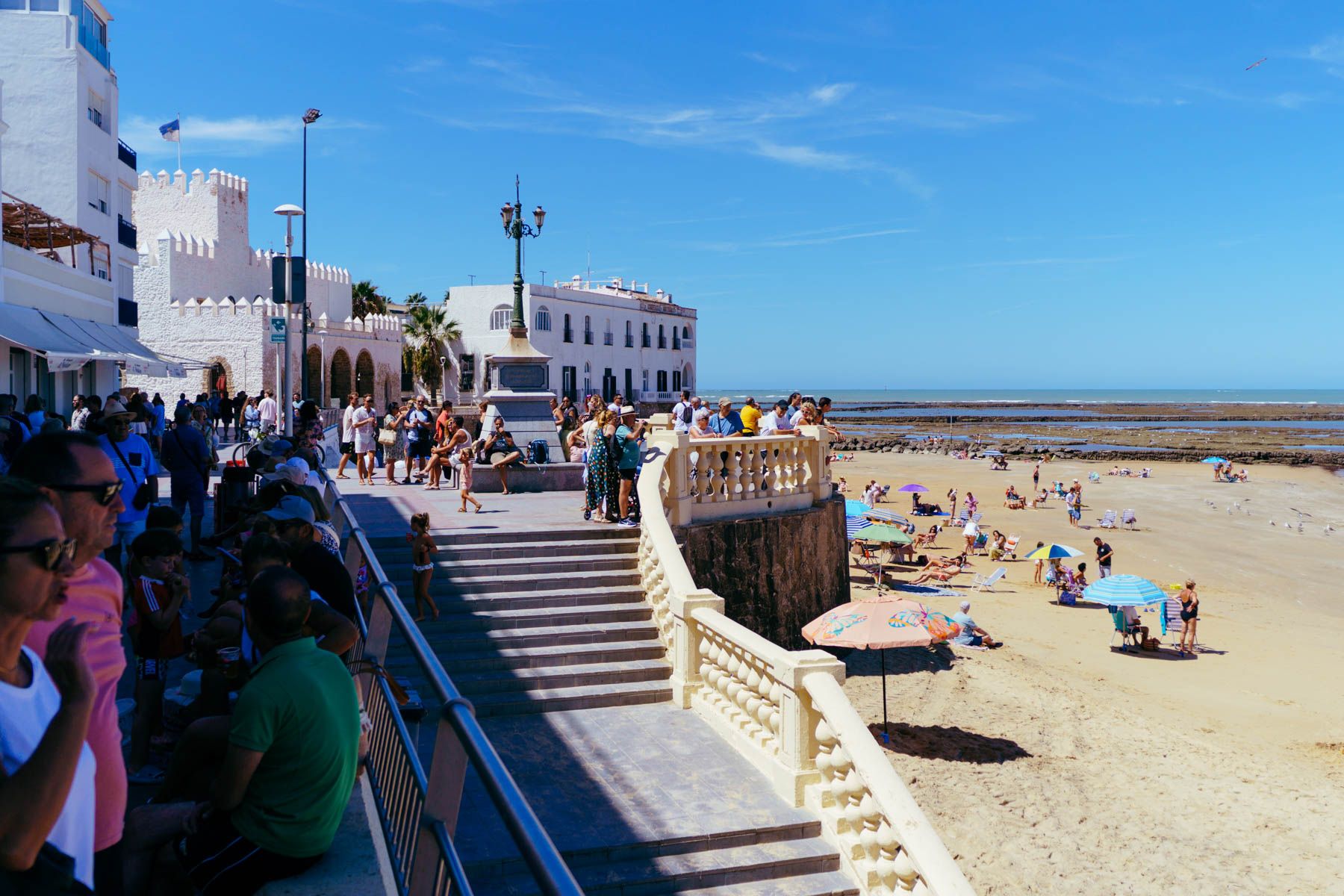 Turistas en Chipiona en una imagen del verano pasado.