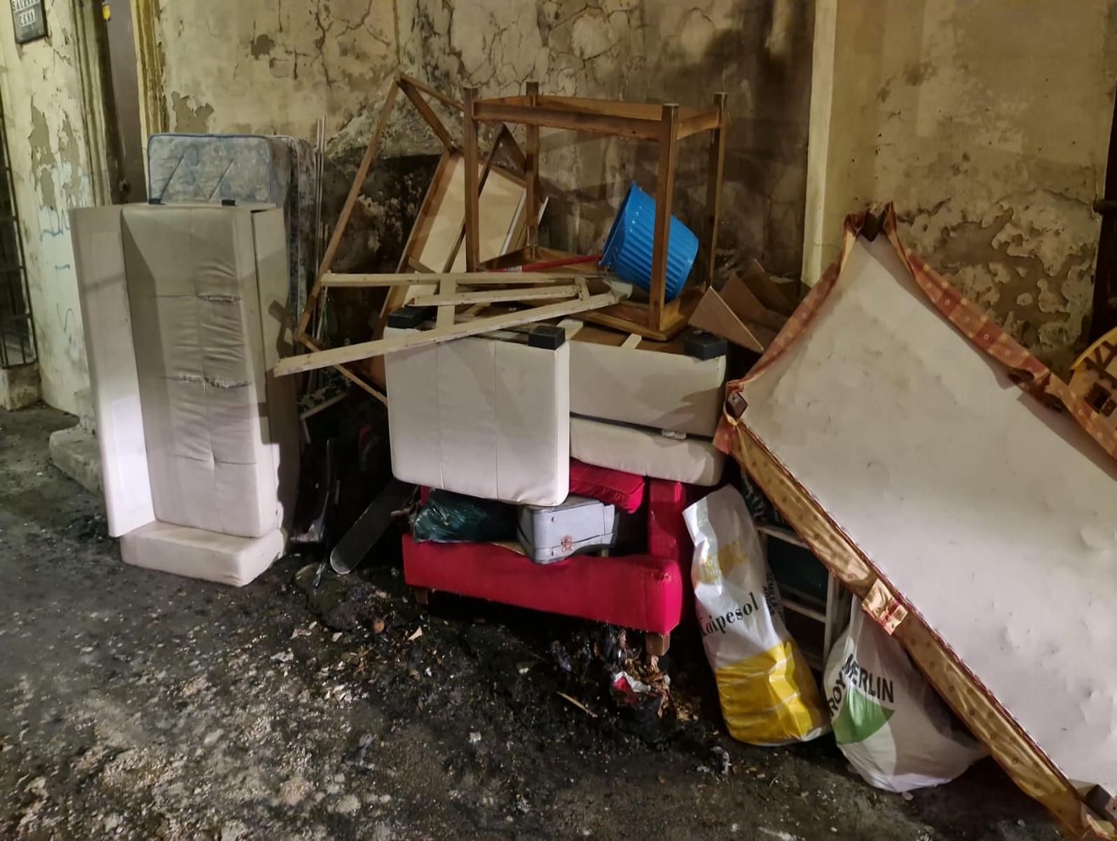 Basura, muebles y enseres, en San Marcos, a las pocas horas del incendio. Basura, muebles y enseres, en San Marcos, a las pocas horas del incendio.