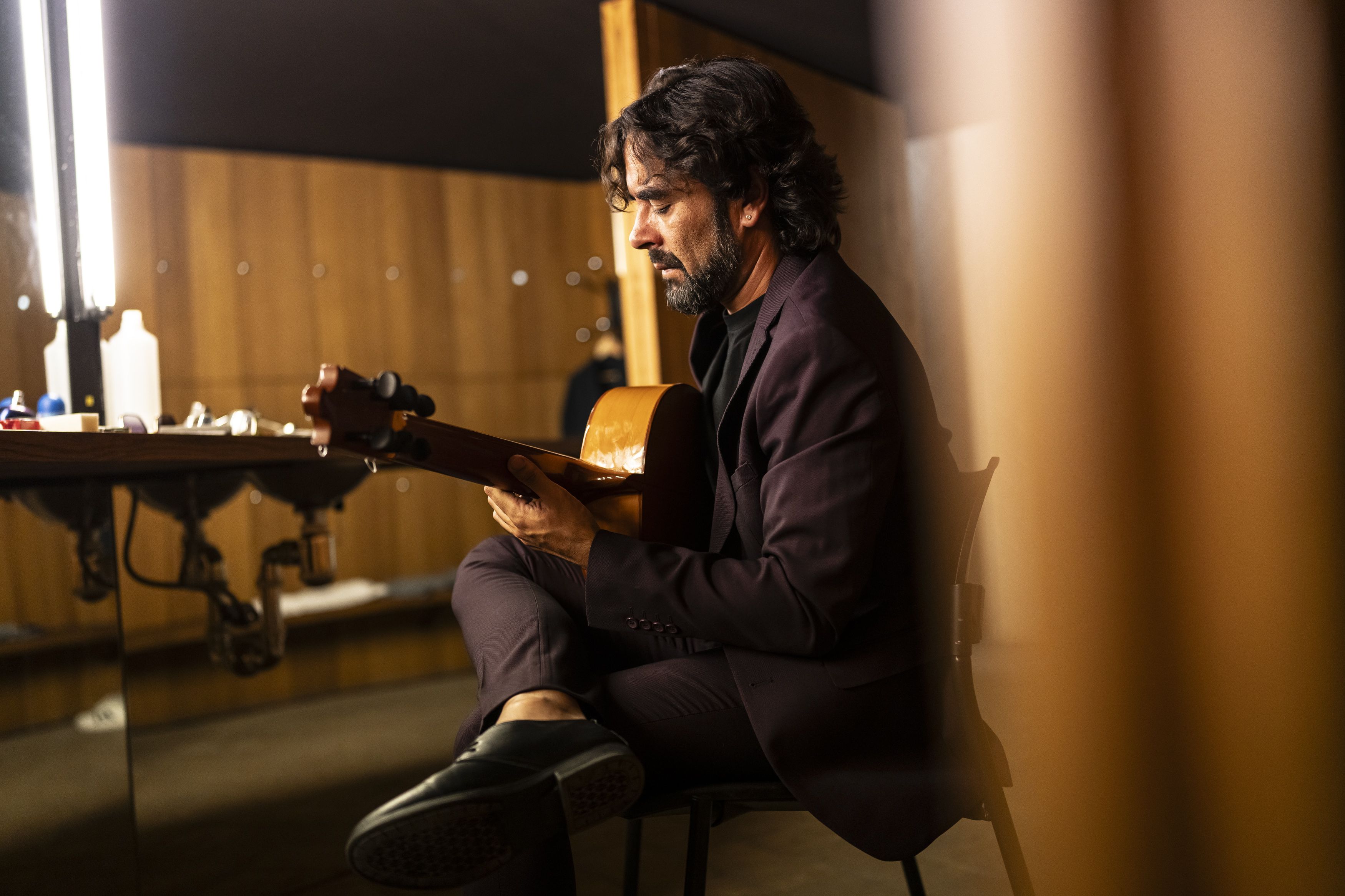 Daniel Casares, en los calentando las manos momentos antes de salir al escenario del Espacio Sabicas.