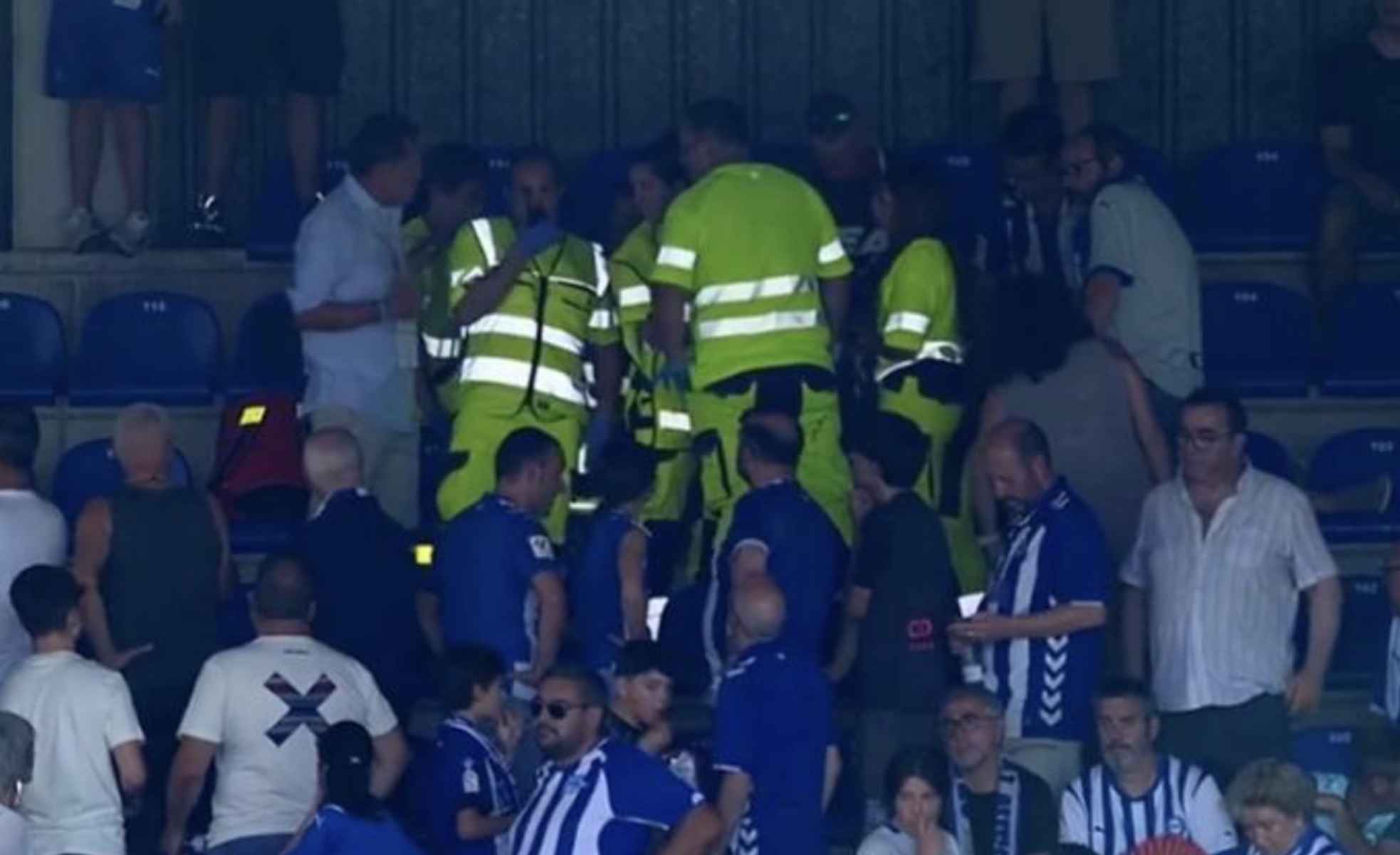 Los servicios sanitarios, atendiendo al espectador.