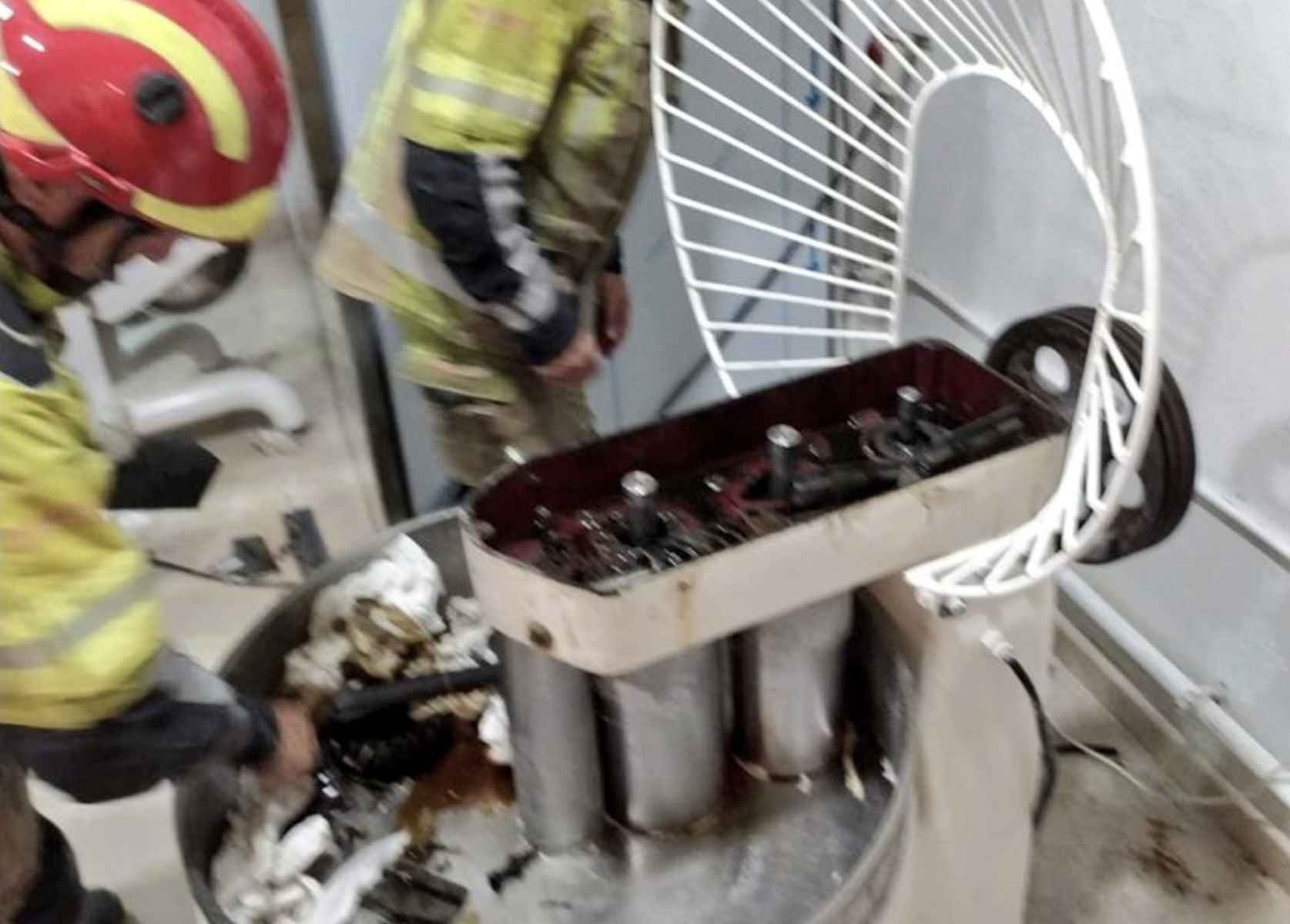 Los bomberos, junto a la máquina donde quedó atrapada la mano del trabajador.