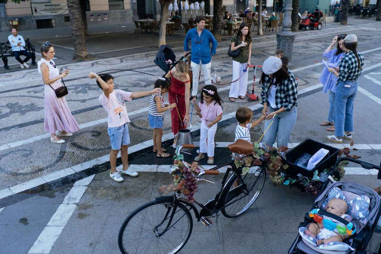 Jóvenes veneciando en la plaza del Arenal de Jerez.