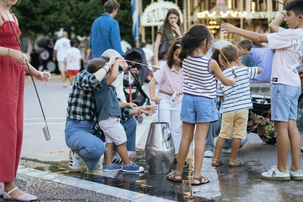 Un grupo de niñas y niños, practicando con sus venencias.