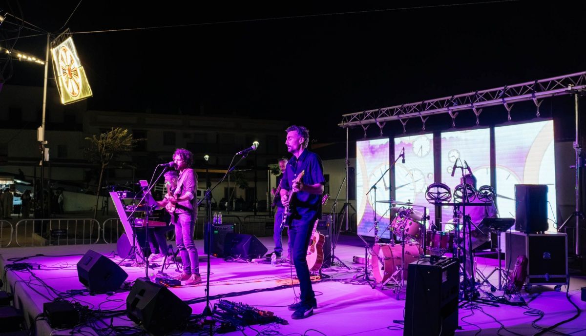 La banda, interpretando una de las canciones. 