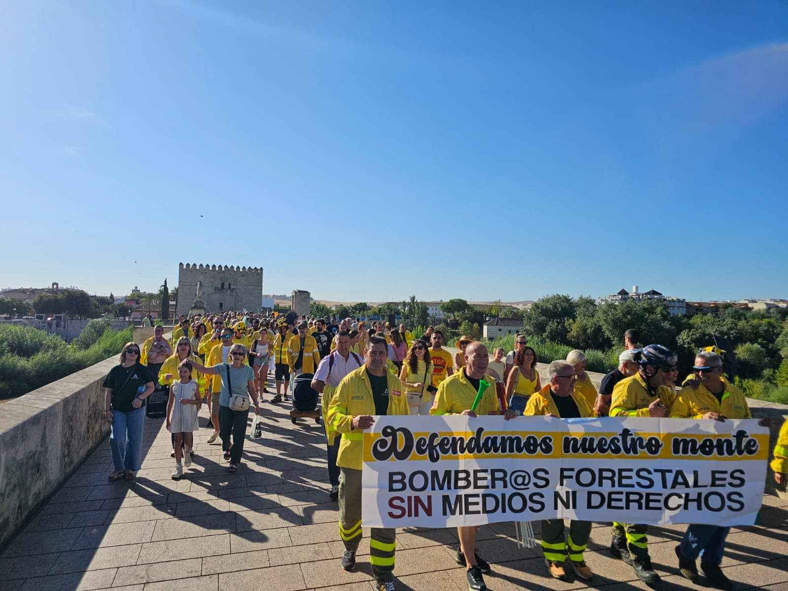 Una imagen de la protesta en Córdoba de los bomberos forestales del Infoca.