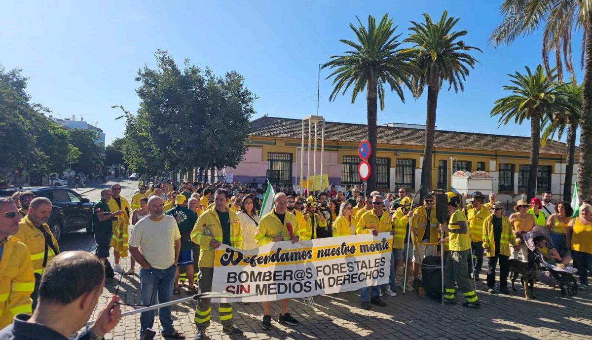 Otra imagen de la concentración en la capital cordobesa de los bomberos del Infoca