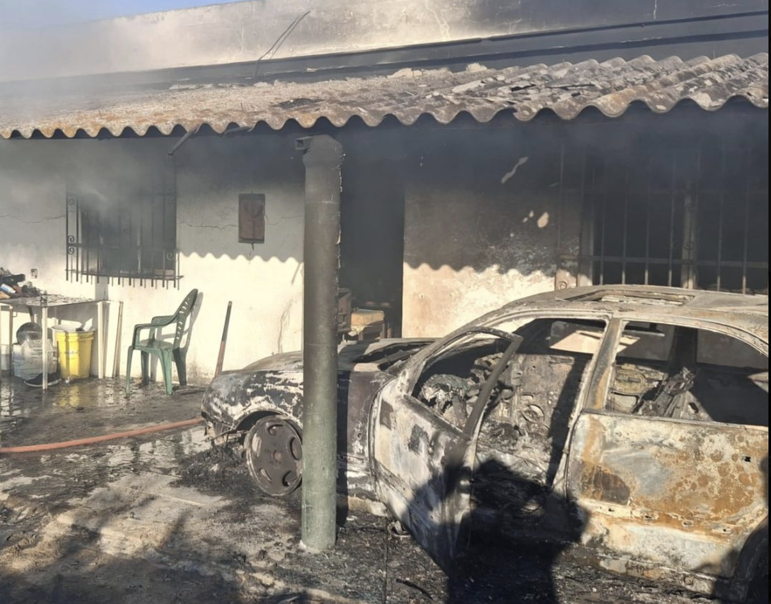 Imagen del incendio en una vivienda en la zona de Torrebreva, en Chipiona.   FOTO: CONSORCIO DE BOMBEROS DE LA PROVINCIA DE CÁDIZ