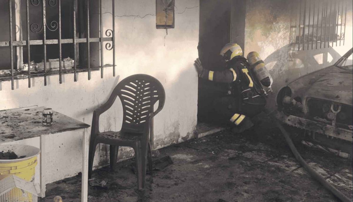 Los bomberos, en las labores de extinción del incendio.
