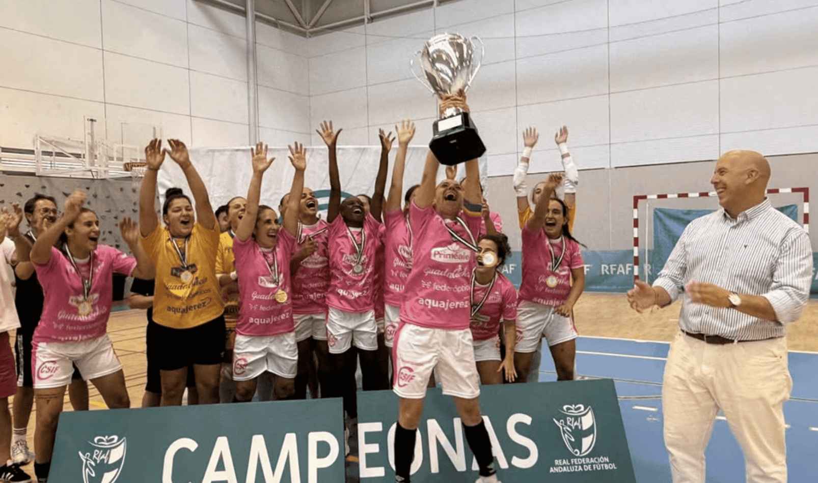 Guti, capitana del Guadalcacín FSF, levanta la Copa de Andalucía.   FOTO: RFAF