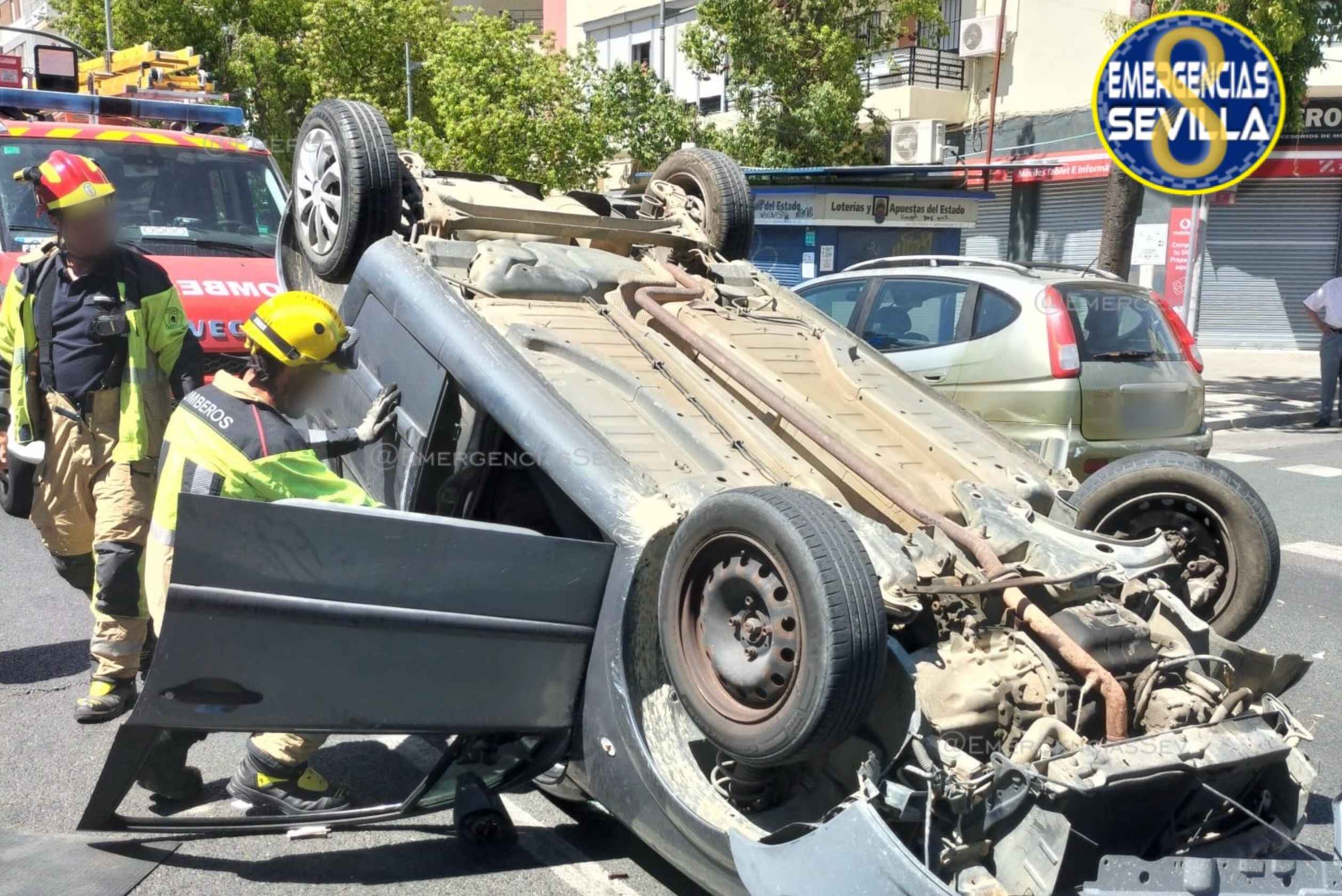 Así ha quedado un coche tras volcar en Sevilla.