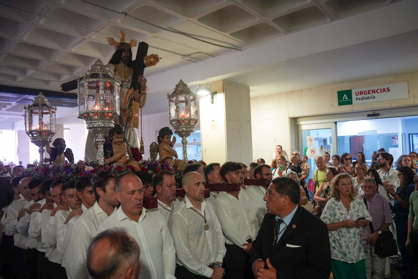 El Nazareno de Cádiz, a su paso por Urgencias del Hospital Puerta del Mar.