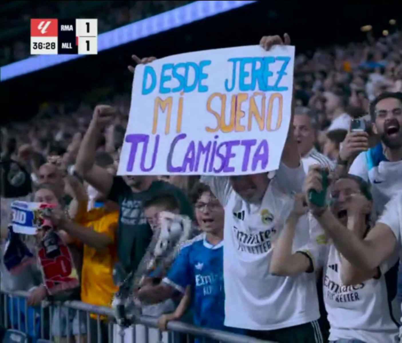 Cartel de un aficionado jerezano en el Bernabéu.
