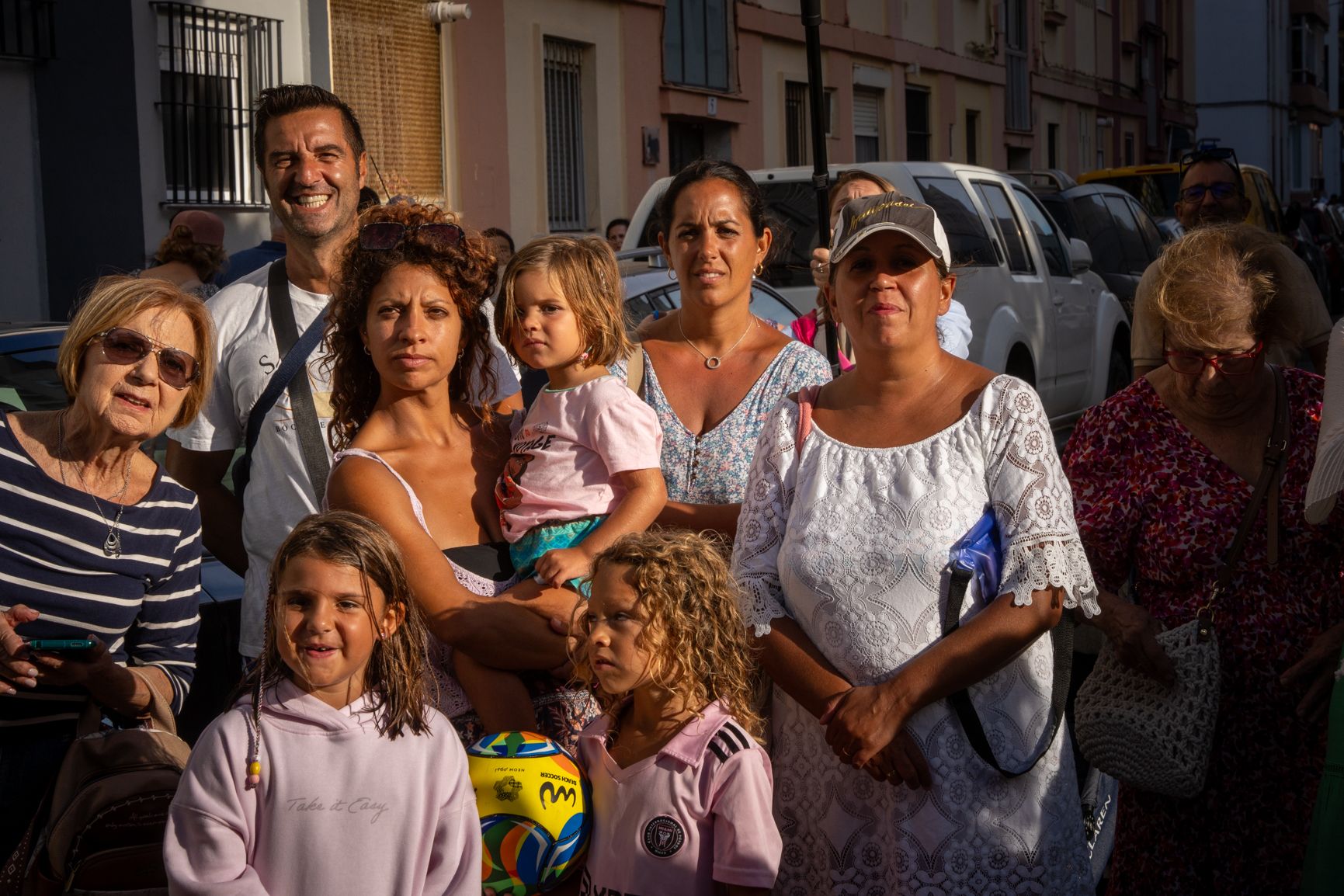 la gente lo pierden la mirada a su greñuo de Santa María