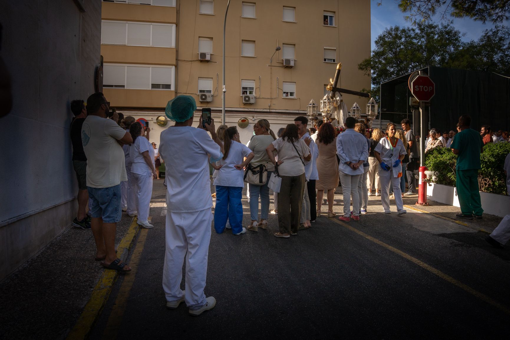 Enfermero y empleados del Hospital a la llegada del Greñuo