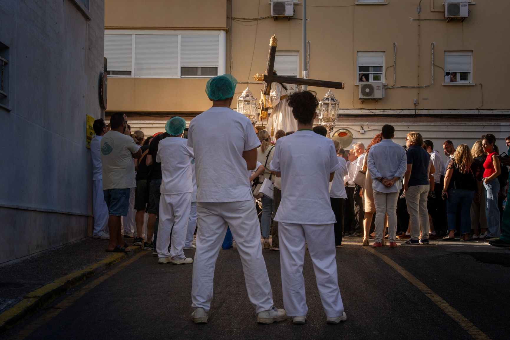 Dos enfermer@s al paso de Jesús Nazareno