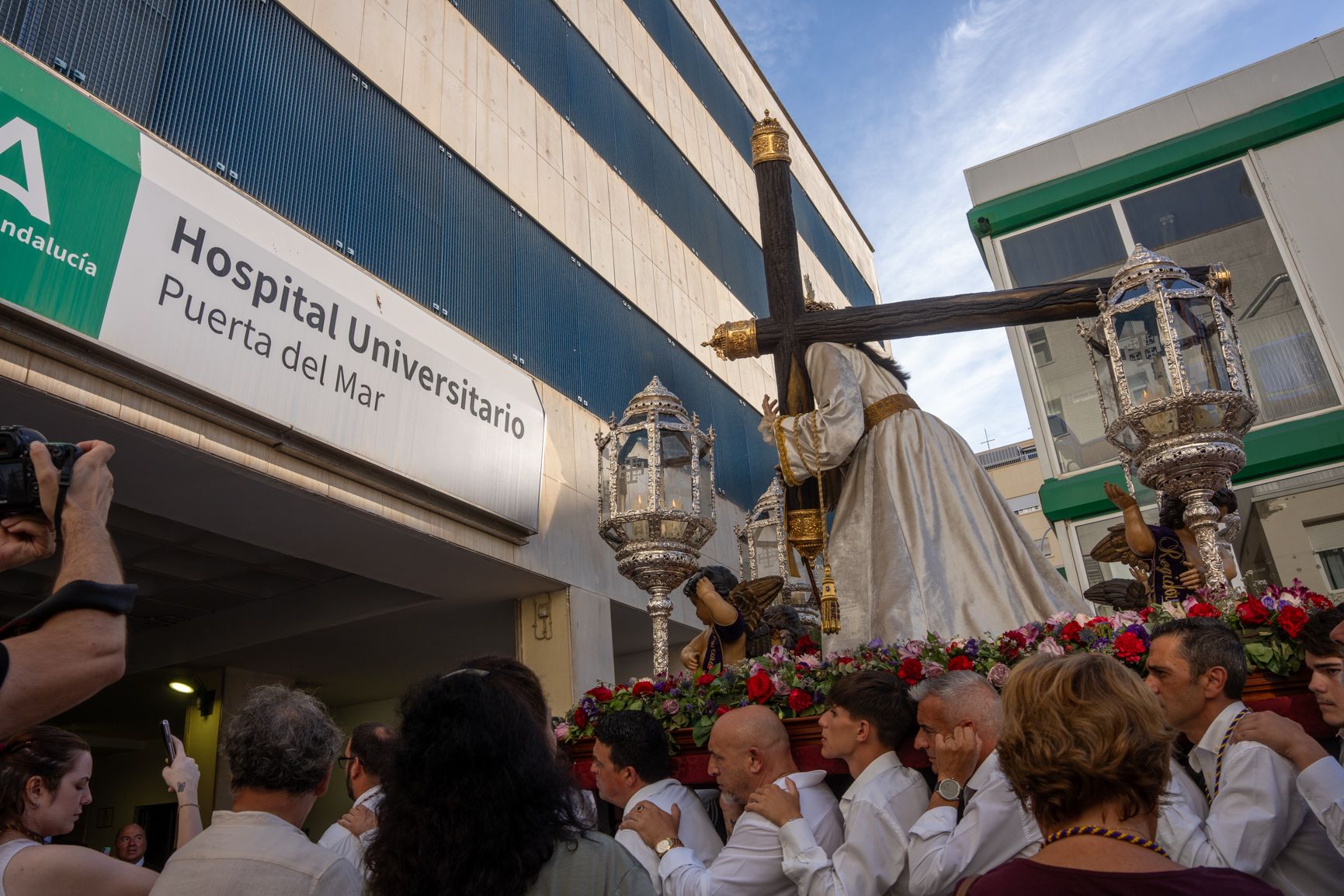 Jesús Nazareno llega al Hospital Universitario puerta del Mar