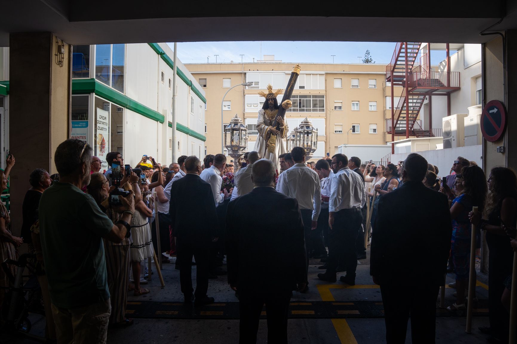 Jesús Nazareno llega al Hospital Universitario puerta del Mar