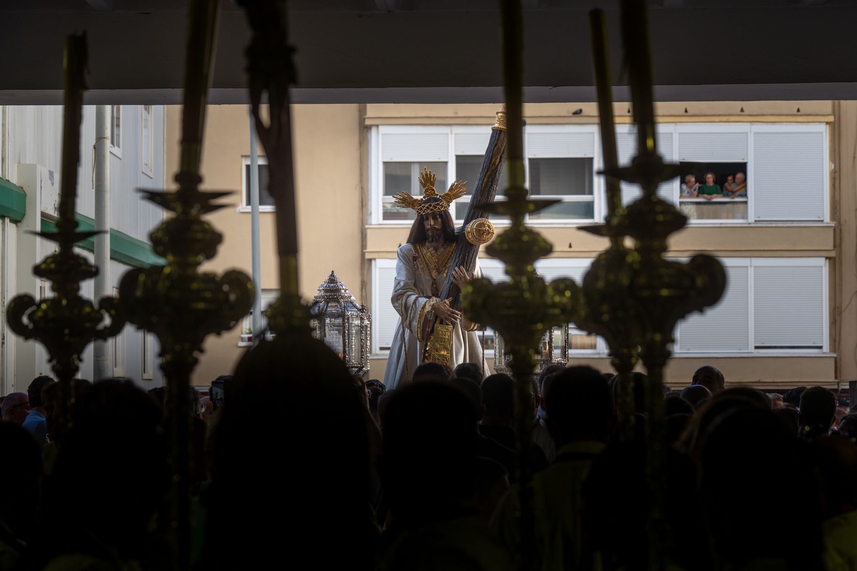 Jesús Nazareno llega al Hospital Universitario puerta del Mar