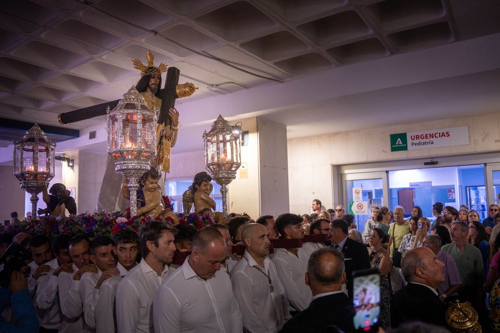 Jesús Nazareno llega al Hospital Universitario puerta del Mar Puerta de urgencia de Pediatria