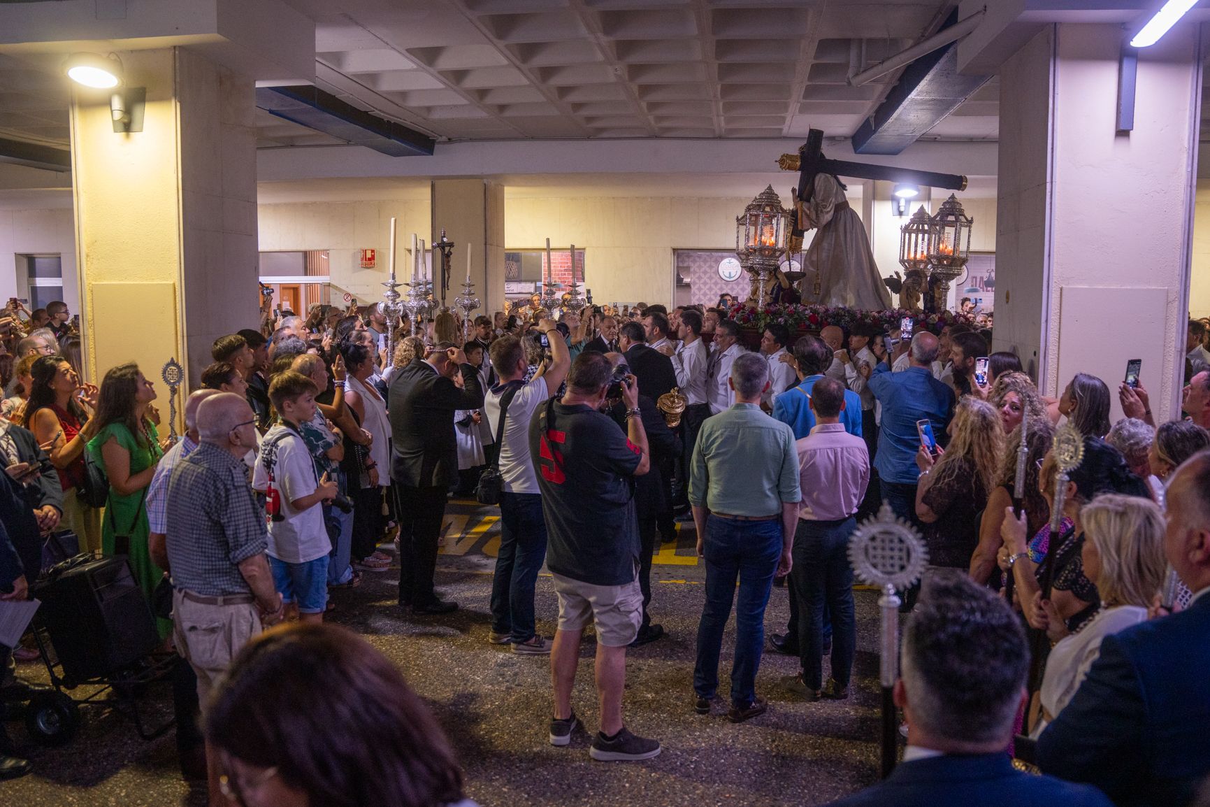 Jesús Nazareno llega al Hospital Universitario puerta del Mar