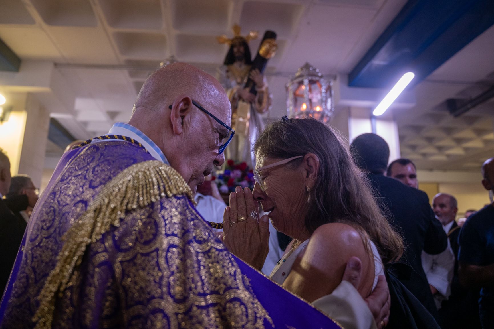 Una señora pide ayuda al Nazareno por un familiar que esta Hospitalizadoo
