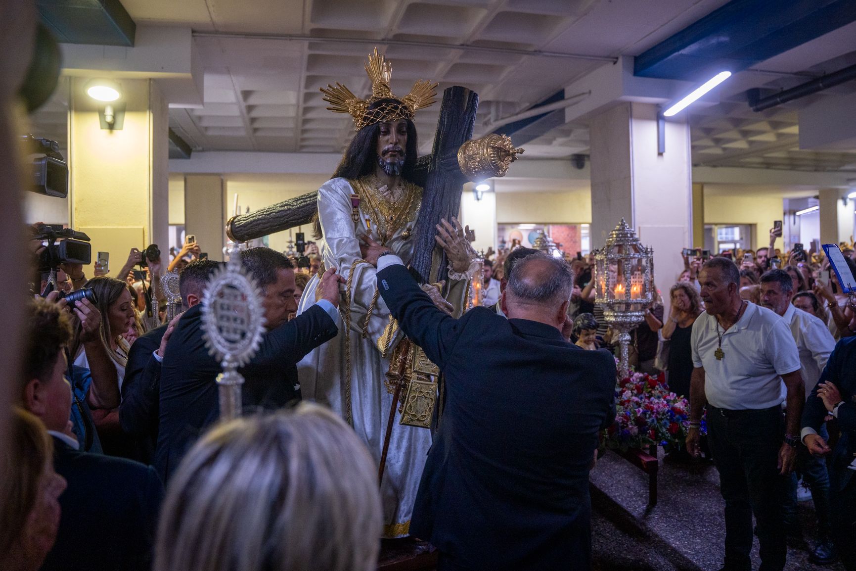 Momento donde Jesús Nazareno entra por la puerta del Hospital