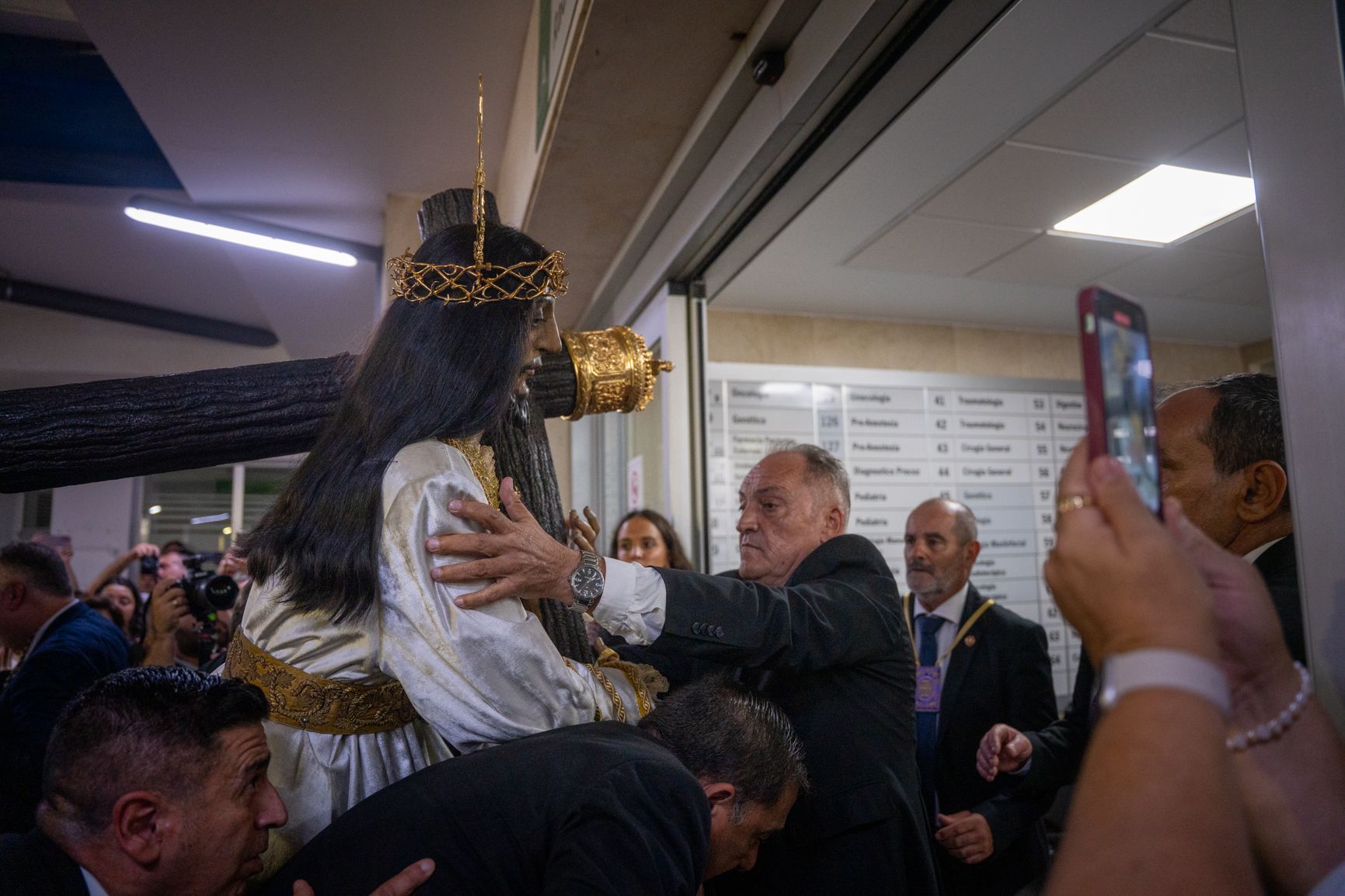 Momento donde Jesús Nazareno entra por la puerta del Hospital