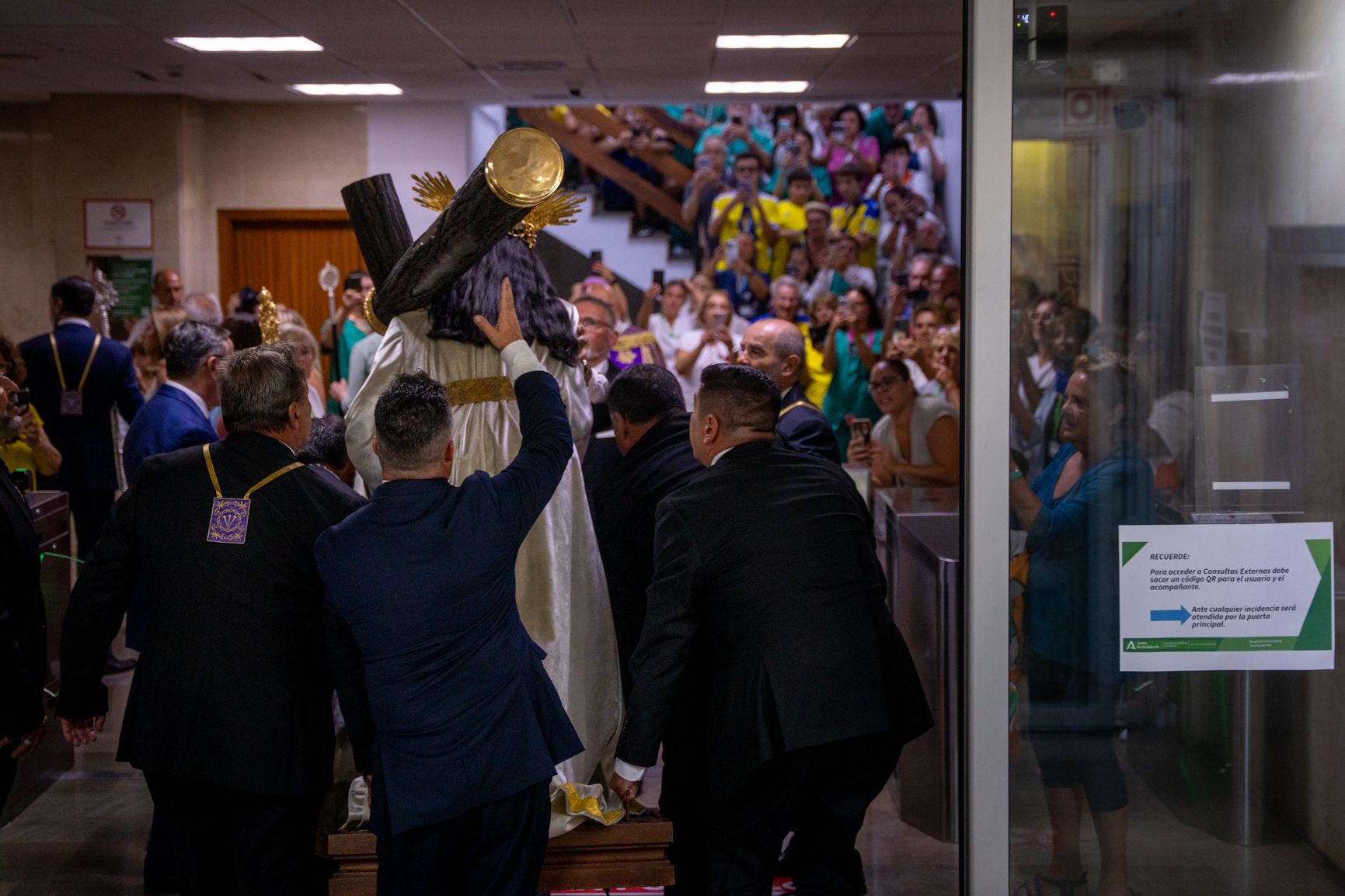 Momento donde Jesús Nazareno entra por la puerta del Hospital